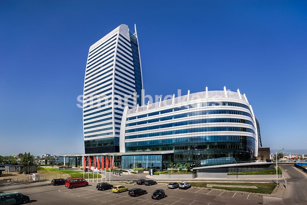 Офис под наем с панорамна 360 градусова гледка разположен на 21ви етаж в емблематичната бизнес сграда - Capital Fort