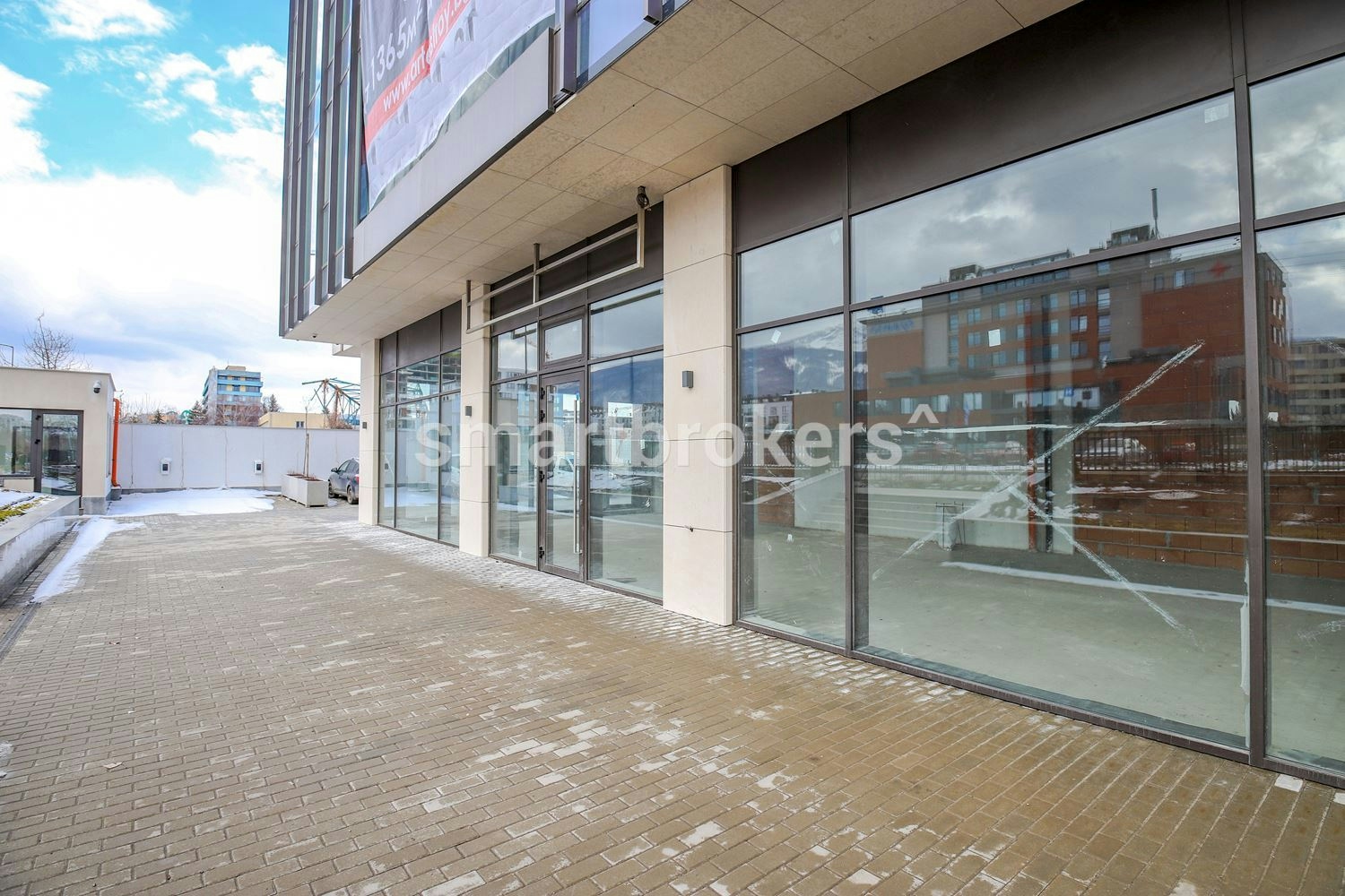 Shop for rent with a large face on Filip Kutev Street in the newly built business center "EN Building" near Mall Paradise