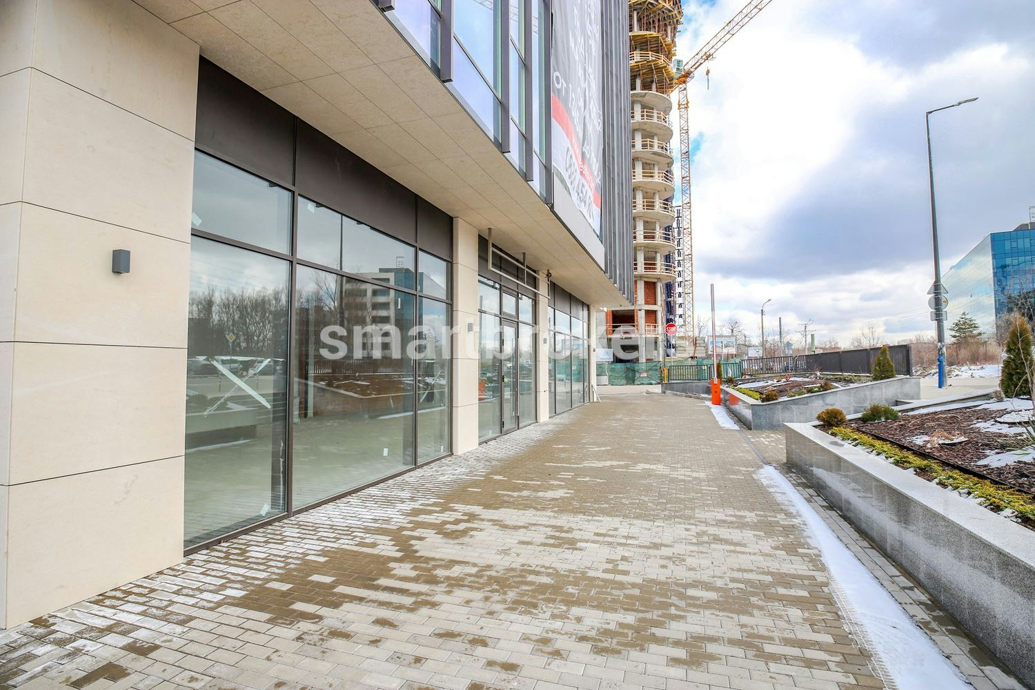 Shop for rent with a large face on Filip Kutev Street in the newly built business center "EN Building" near Mall Paradise