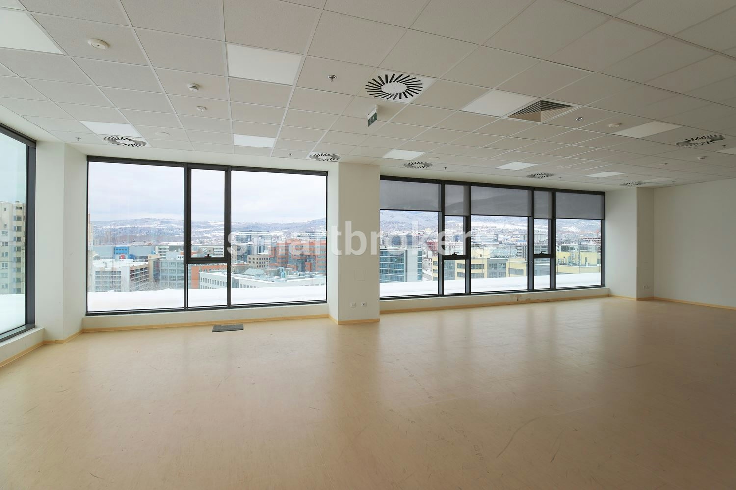 Spacious office for rent on the 9th floor in building A of ADVANCE BUSINESS CENTER in Mladost 4 near Business Park
