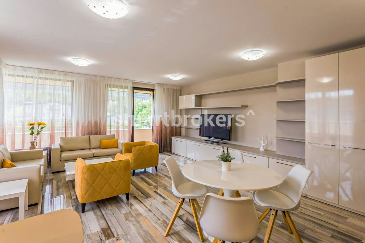 Луксозно обзаведен тристаен апартамент за продажба в Симеоново