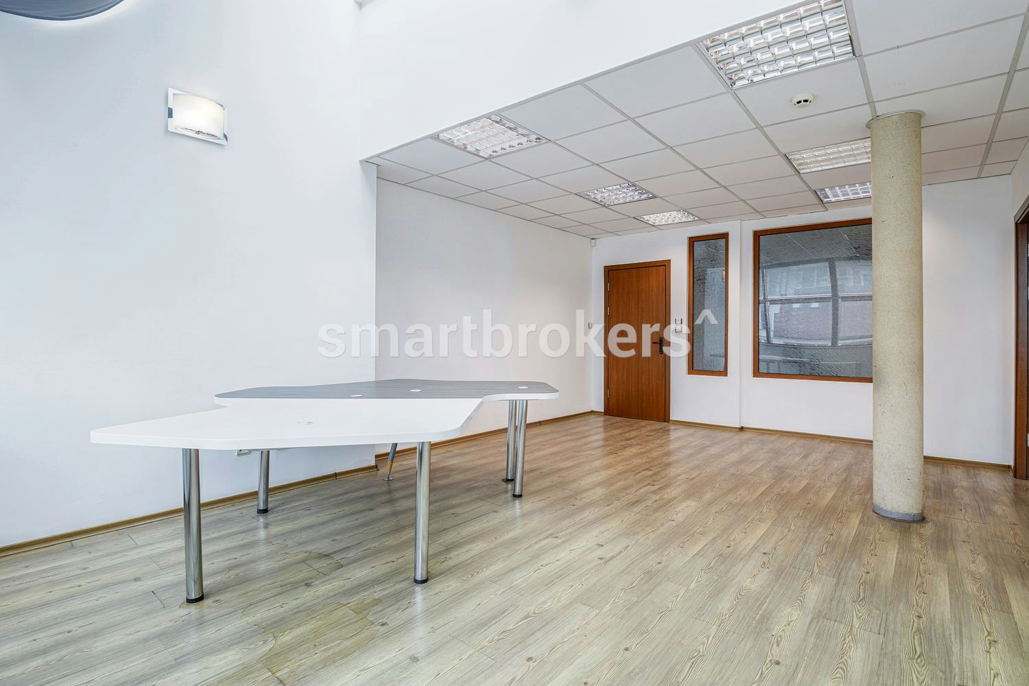 Просторен офис в бизнес сграда в централната част на София