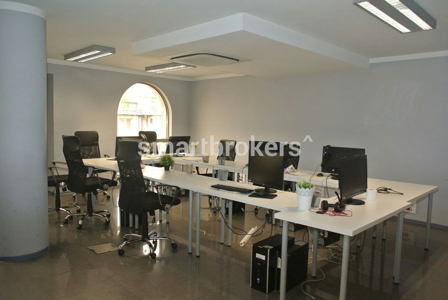 Просторен и светъл офис в представителна сграда под наем в центъра на София