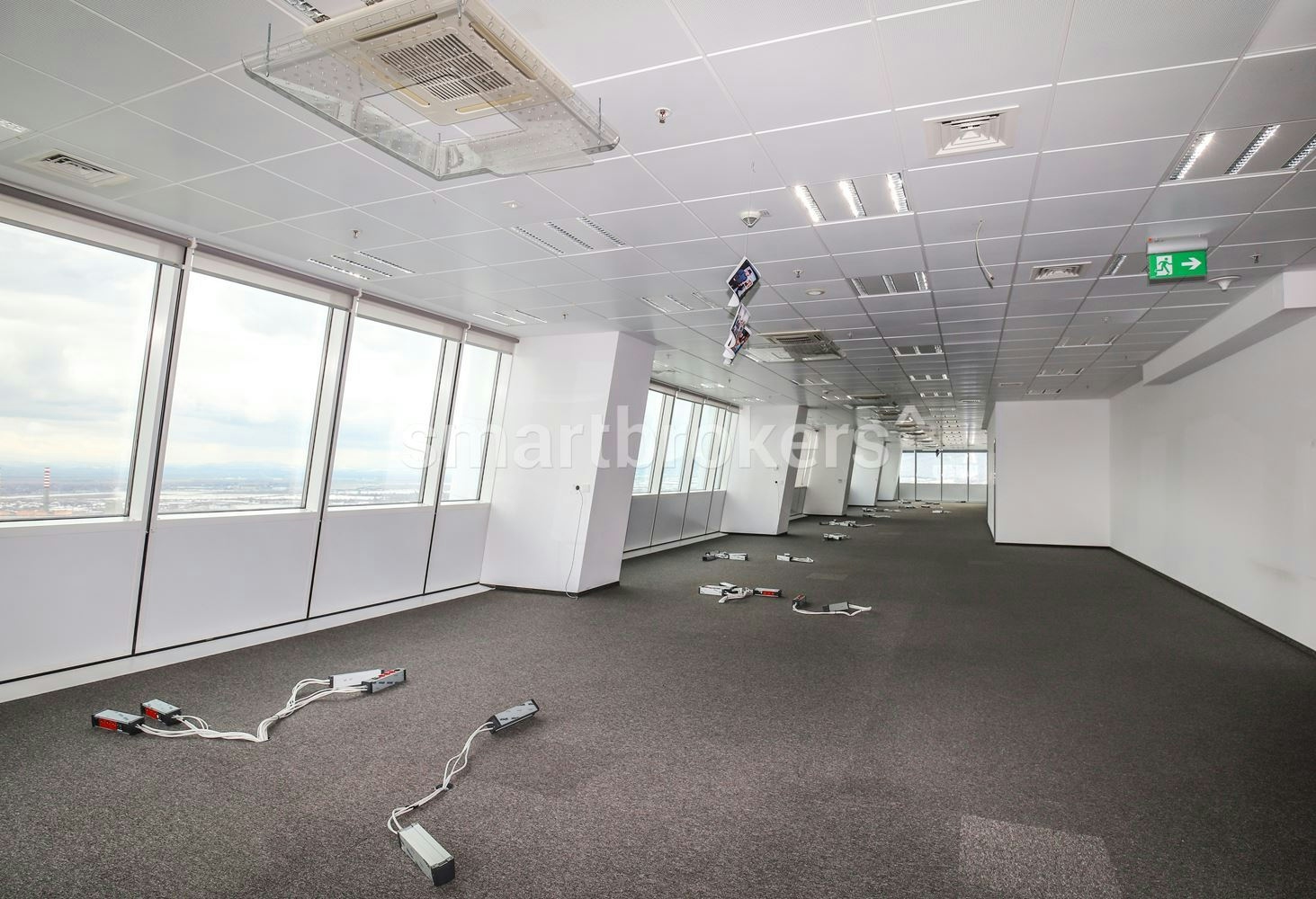Офис под наем с панорамна 360 градусова гледка разположен на 21ви етаж в емблематичната бизнес сграда - Capital Fort