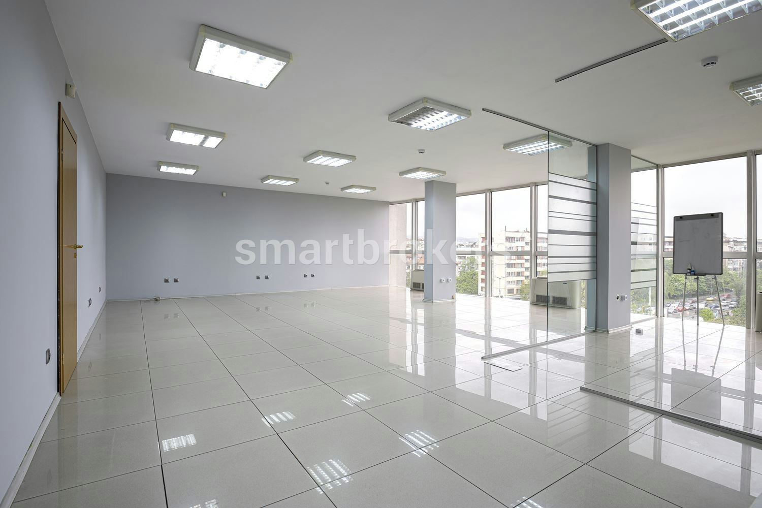 Панорамен и изключително светъл офис в бизнес сграда на бул. България
