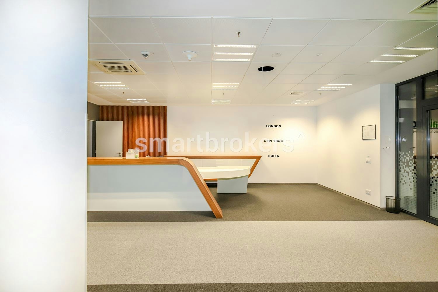 Панорамен офис под наем разположен на последен 24ти етаж в емблематичната бизнес сграда - Capital Fort