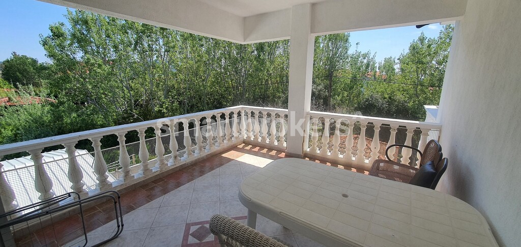 Тристаен апартамент с панорамна тераса на метри от кристалните води на Егейско море в Ситония