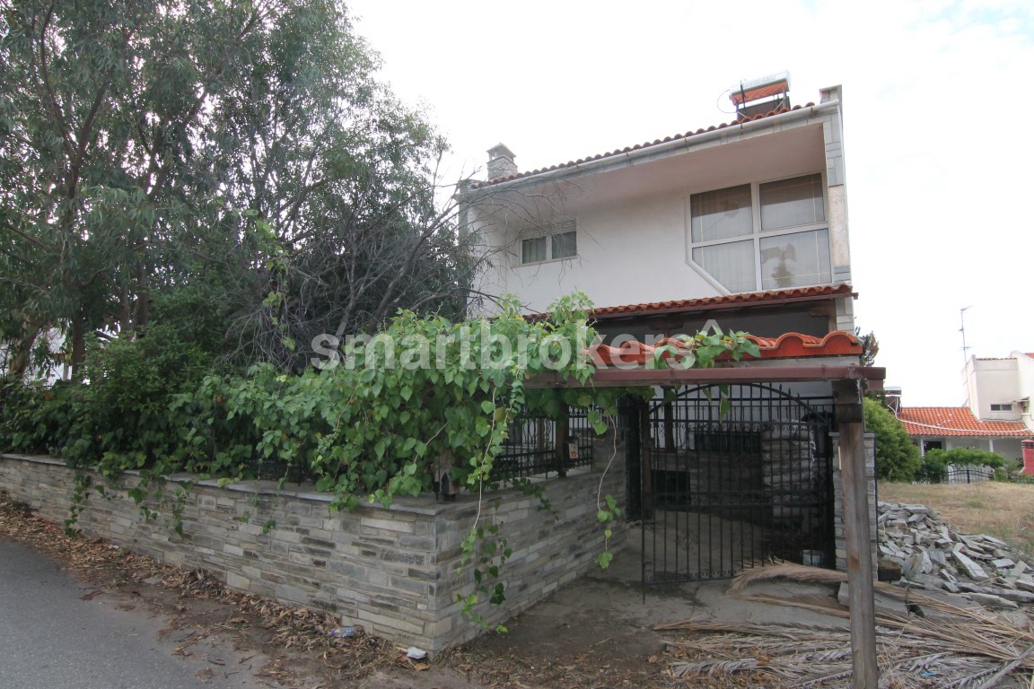 Завършена къща реализирана на три етажа с просторен двор в района на град Геракини в Ситония (Халкидики)