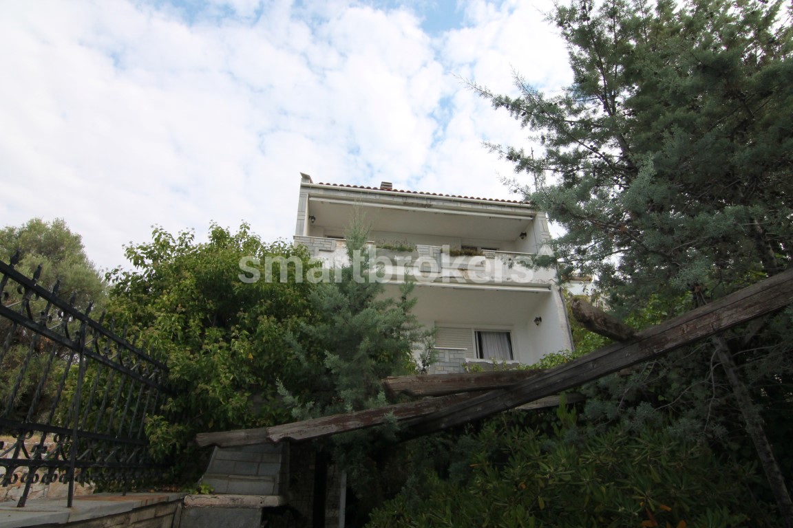 Завършена къща реализирана на три етажа с просторен двор в района на град Геракини в Ситония (Халкидики)