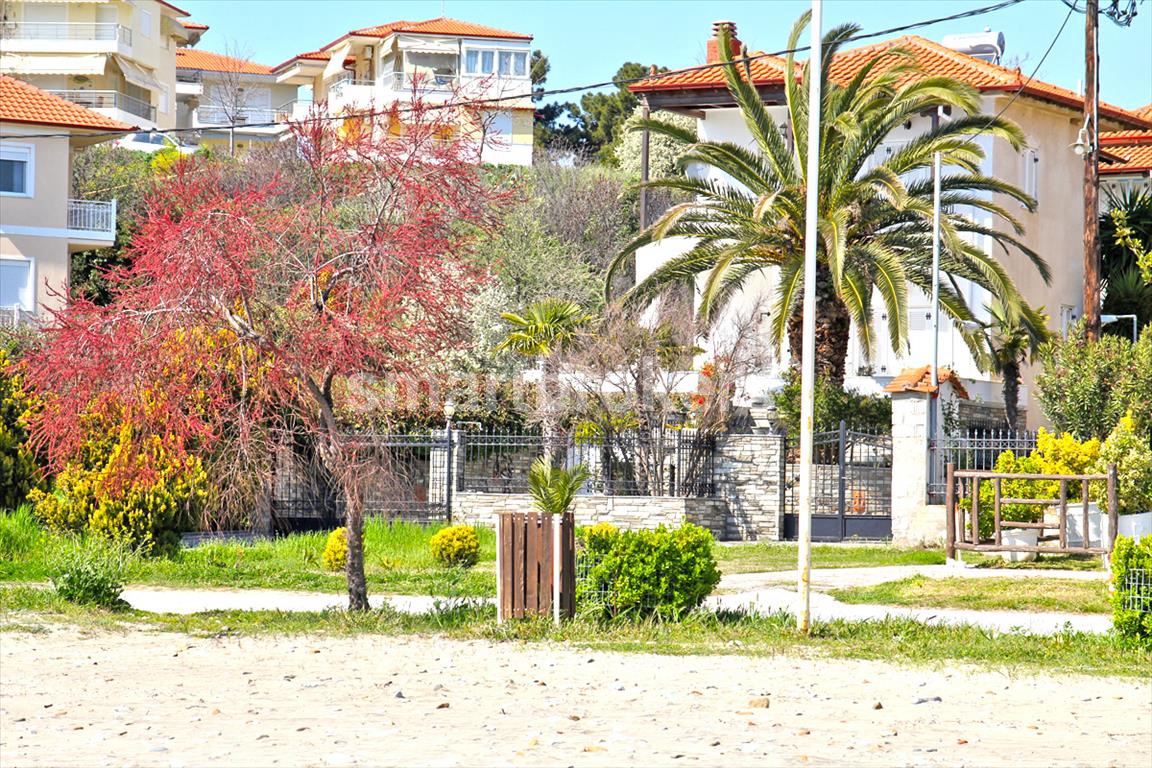 Прекрасна къща с 5 спални и невероятна заобикаляща среда на брега на Егейско море