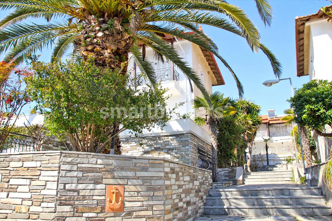 Прекрасна къща с 5 спални и невероятна заобикаляща среда на брега на Егейско море
