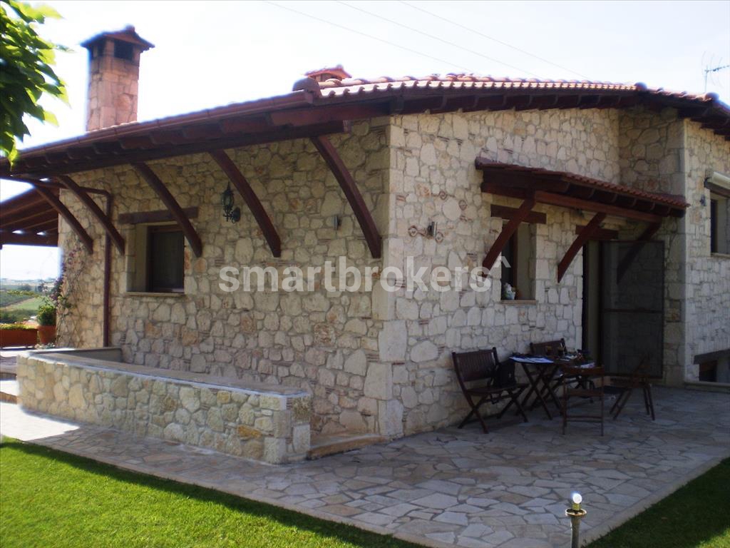 Напълно обзаведена 6 стайна къща с голям двор и веранда, изградени в стила на средиземноморската архитектура