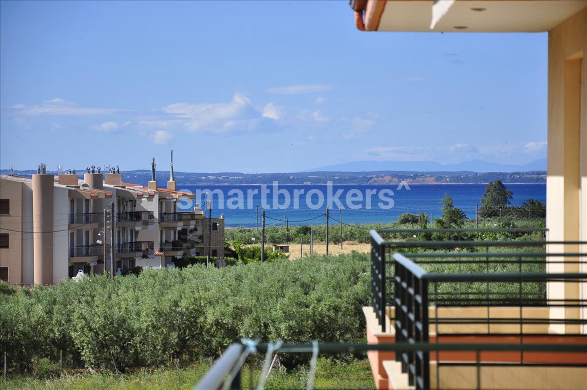 Невероятна къща с три спални и панорамна гледка към Егейско море до морския бряг на Тοрoнeйckия зaлив