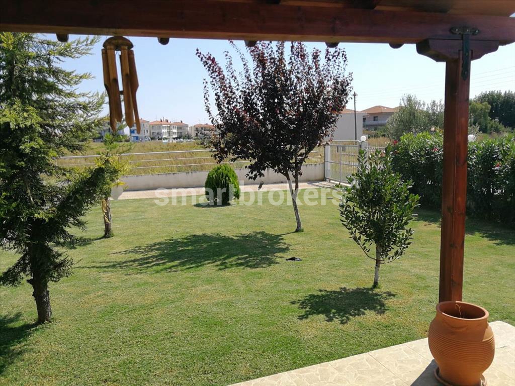 Модерна ваканционна къща с 2 спални и собствен, богато озеленен двор на брега на Егейско море 
