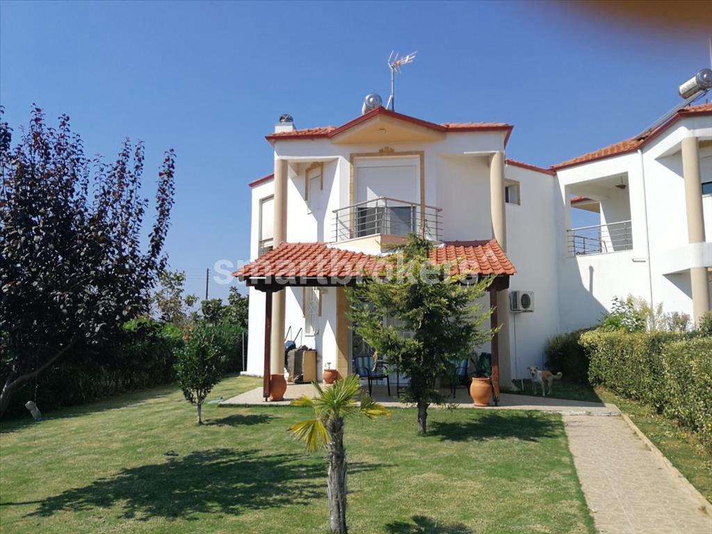 Модерна ваканционна къща с 2 спални и собствен, богато озеленен двор на брега на Егейско море 