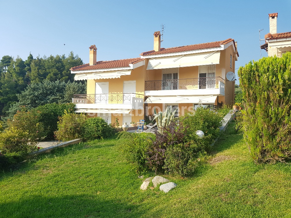 Автентична къща с двор и невероятна панорама на метри от Егейско море