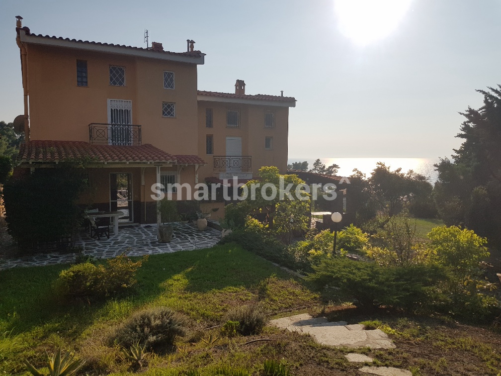 Автентична къща с двор и невероятна панорама на метри от Егейско море