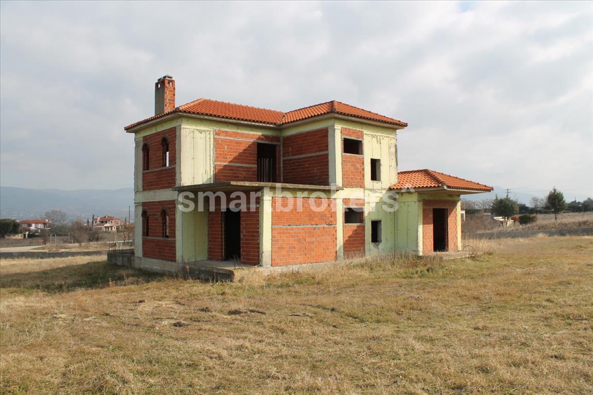 Функционална вила със собствен, просторен двор и гледка към планината в област Солун