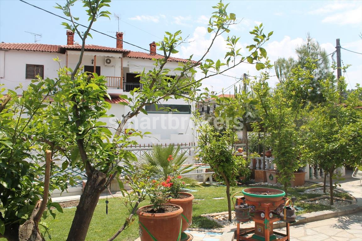 Артистична, просторна и автентично построена къща с 2 спални и красив двор в Касандра (Халкидики)