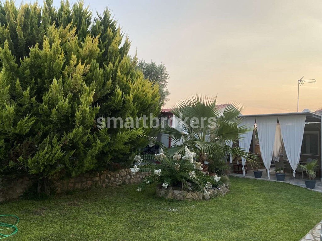 Невероятна ваканционна къща с 2 спални и собствен двор на брега на Егейско море в Ситония