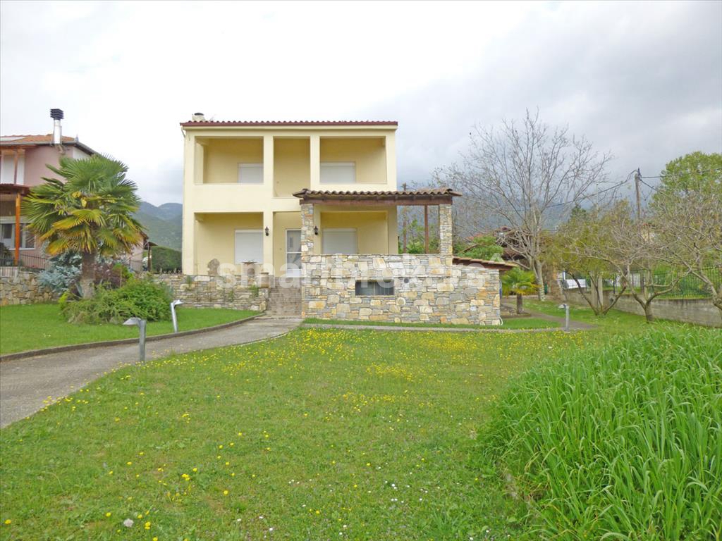 Модерна двуетажна къща с голям, красиво озеленен двор в района на Катерини