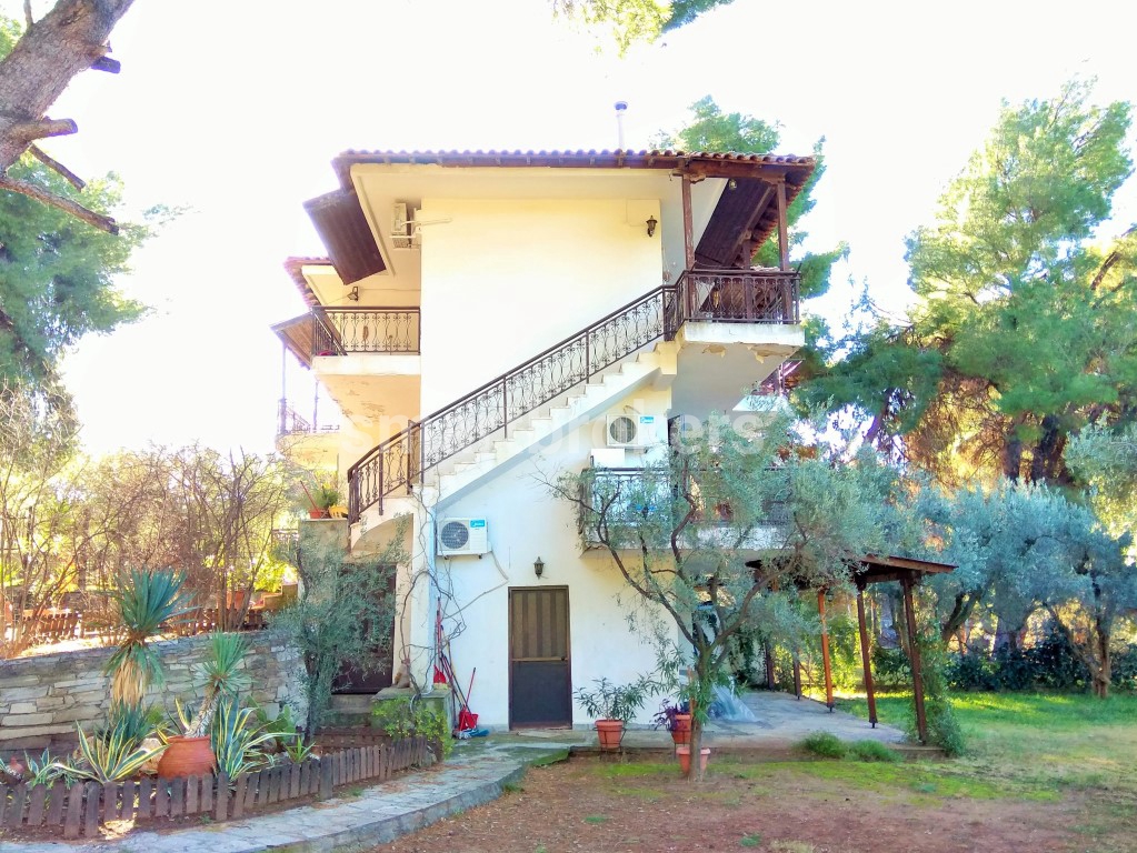 Разкошна къща с обширен и богато озеленен двор за продажба в района на Никити – Халкидики