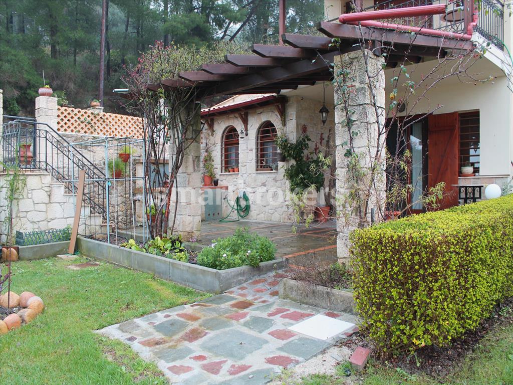 Ваканционна къща с красиво озеленен двор за продажба в Касандра