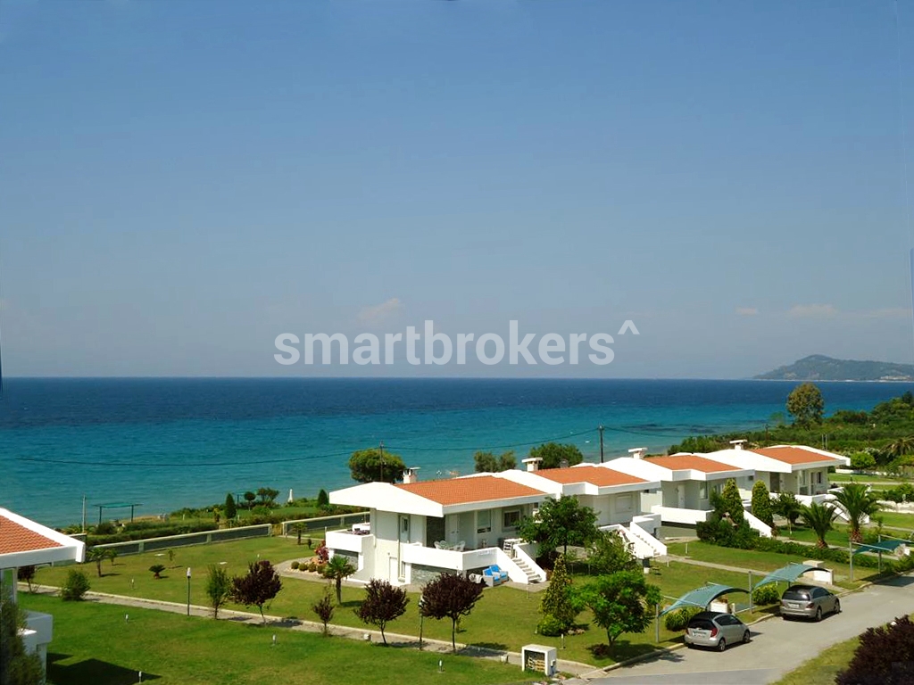 Луксозна и просторна къща с двор на метри от плажа разположена в южната част на полуостров Касандра