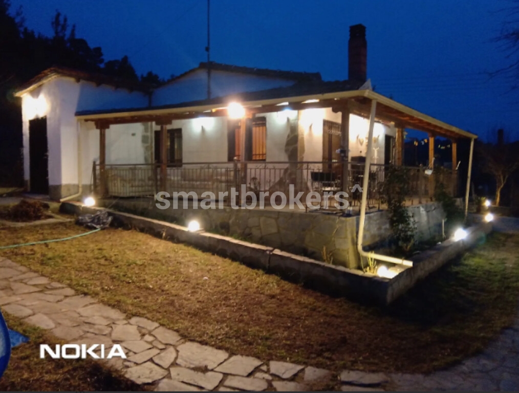 Едноетажна къща с озеленен двор за продажба в град Солина на полуостров Касандра (Халкидики)