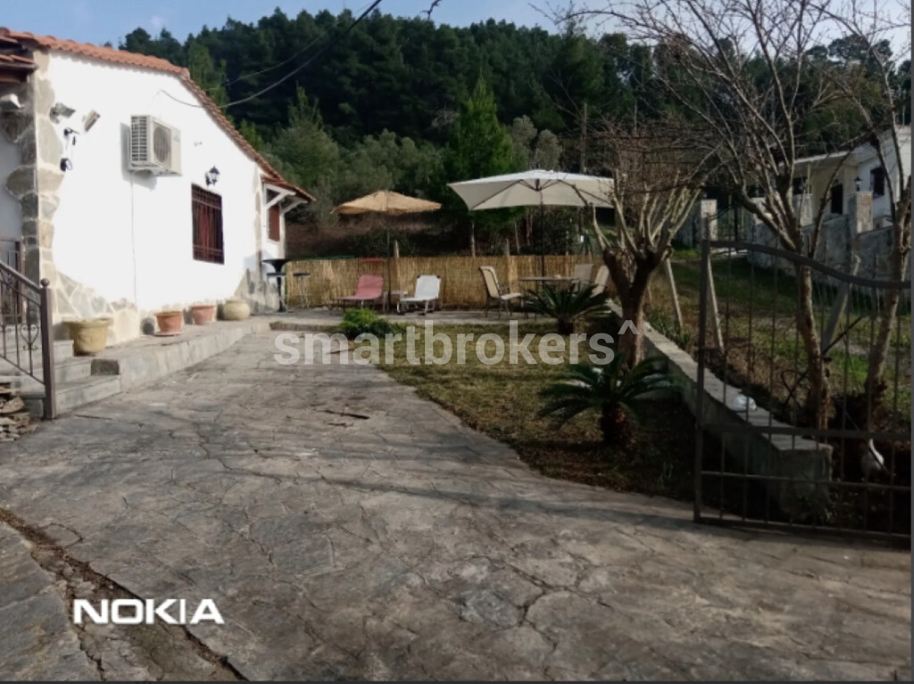 Едноетажна къща с озеленен двор за продажба в град Солина на полуостров Касандра (Халкидики)