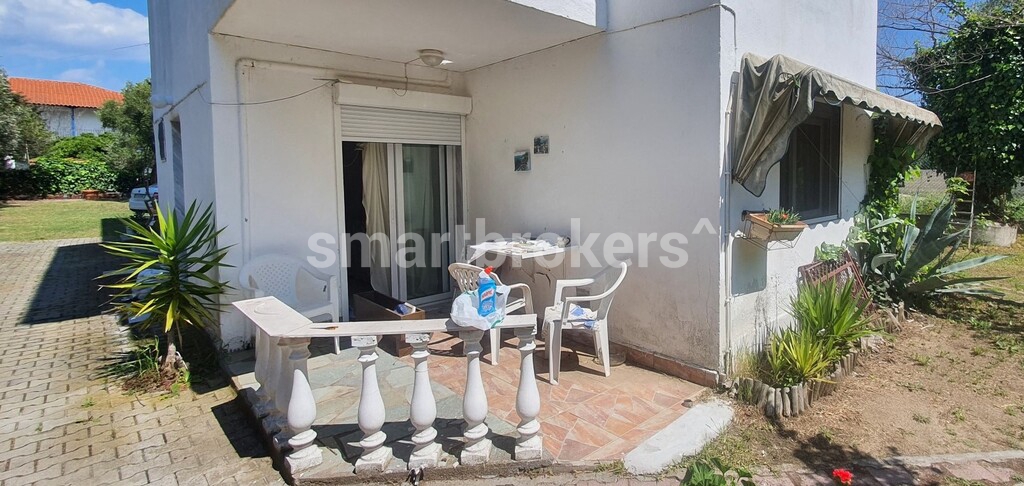 Компактен апартамент с изход към озеленен двор на метри от Егейско море в Ситония